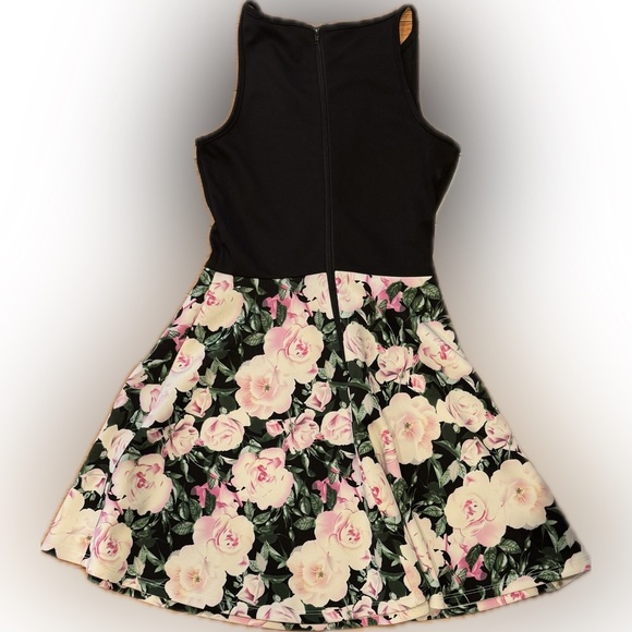 Penelope Tree, size 10
Black top with pink floral bottom
Zipper closure in back - Picture 2 of 2